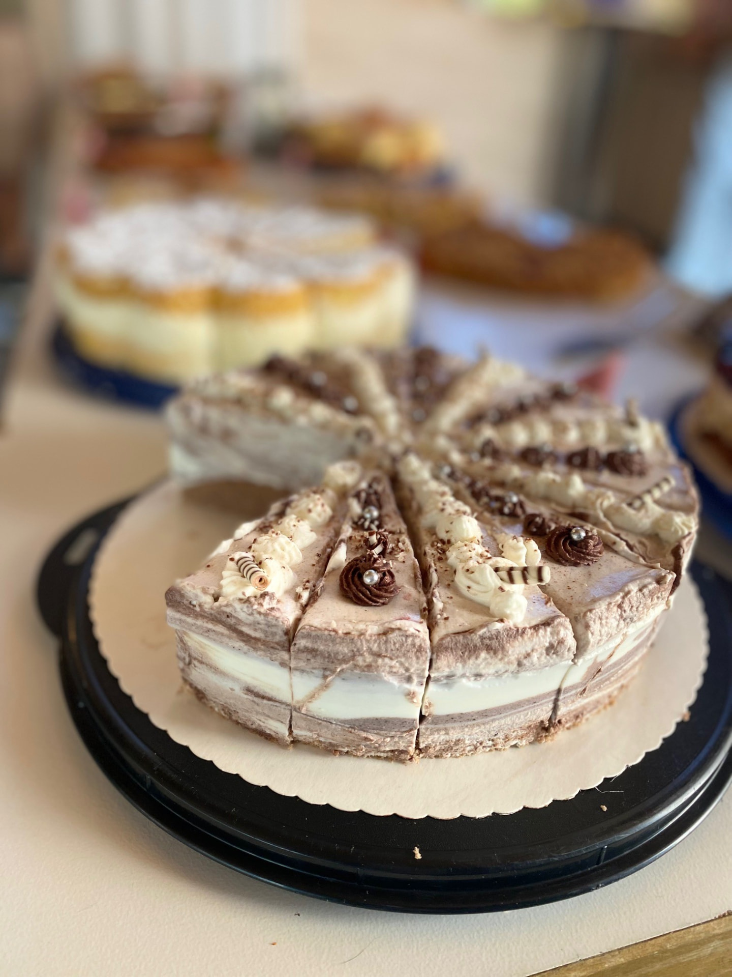 Aufgeschnittene Schokoladen-Sahnetorte