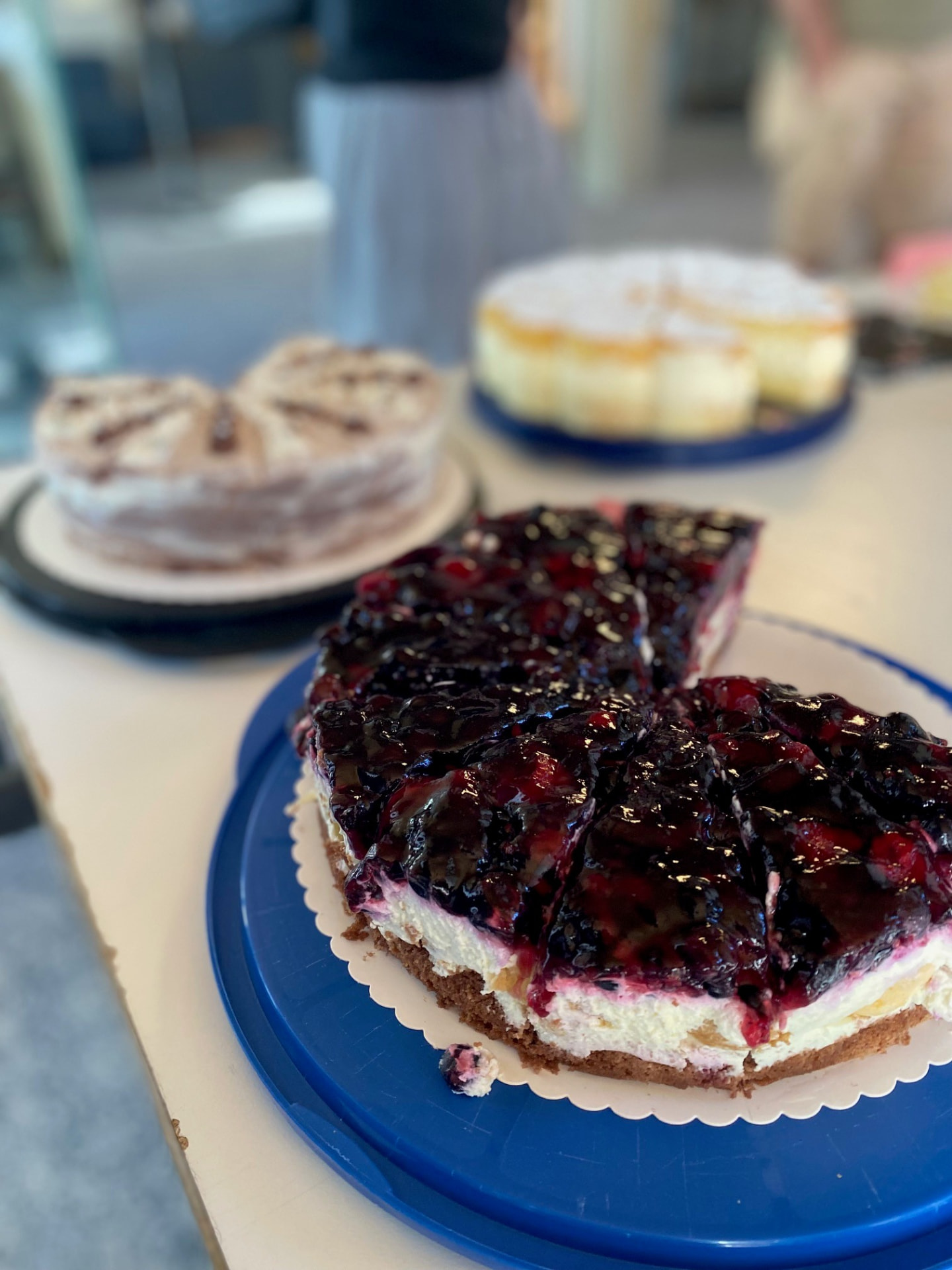 Beerentorte und weitere selbstgebackene Kuchen auf der Kuchentheke