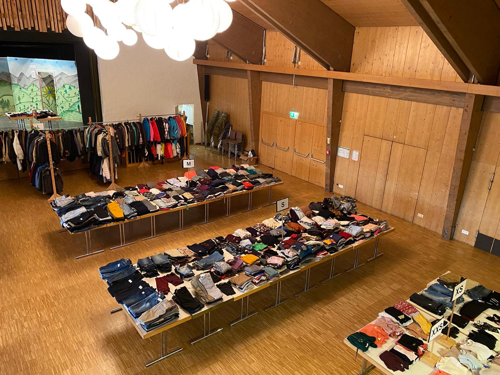 Blick von oben auf den Kurhaus-Saal mit sortierten Tischen und Kleiderständern