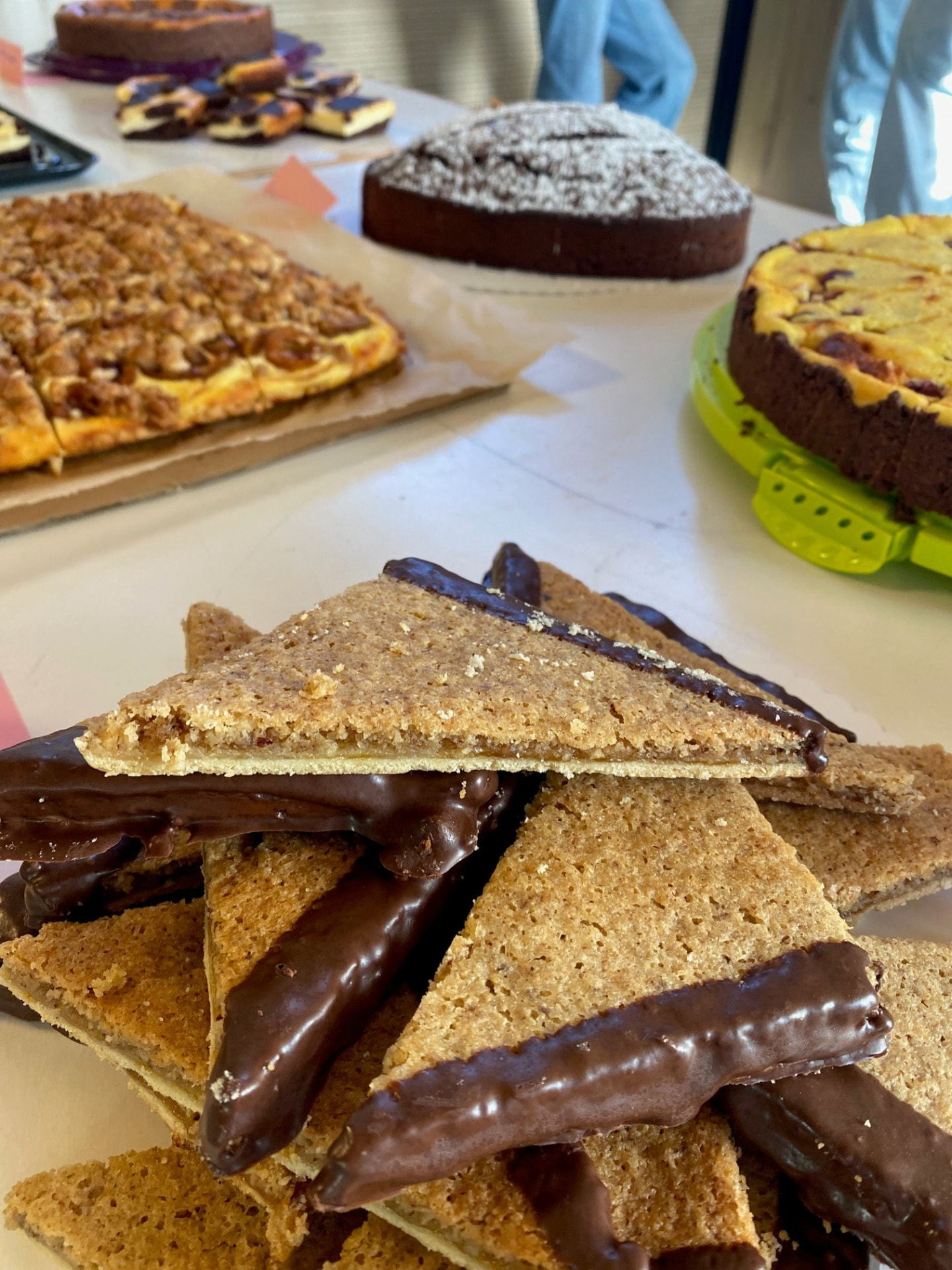Nussecken und weitere Kuchen auf der Kuchentheke