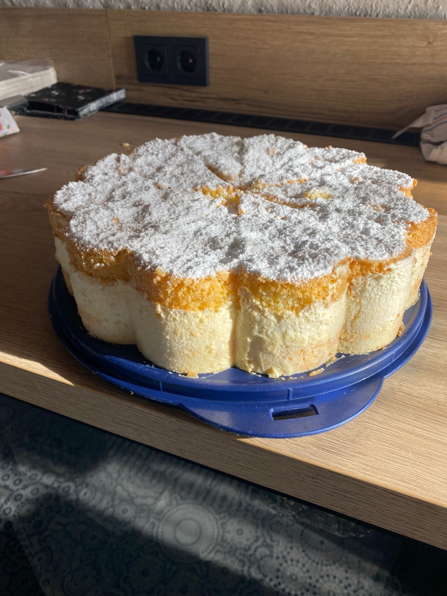 Mit Puderzucker bestäubte Sahnetorte