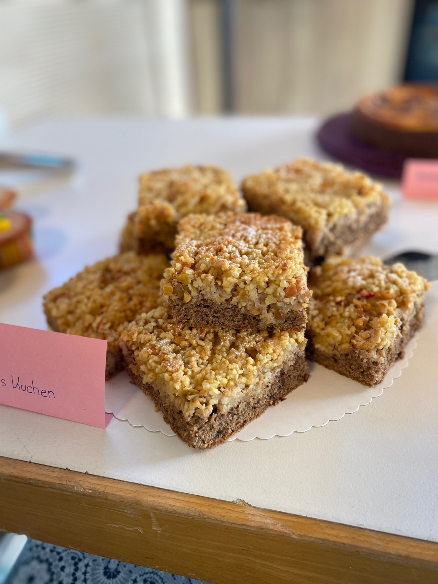 Geschnittene Nusskuchenstücke